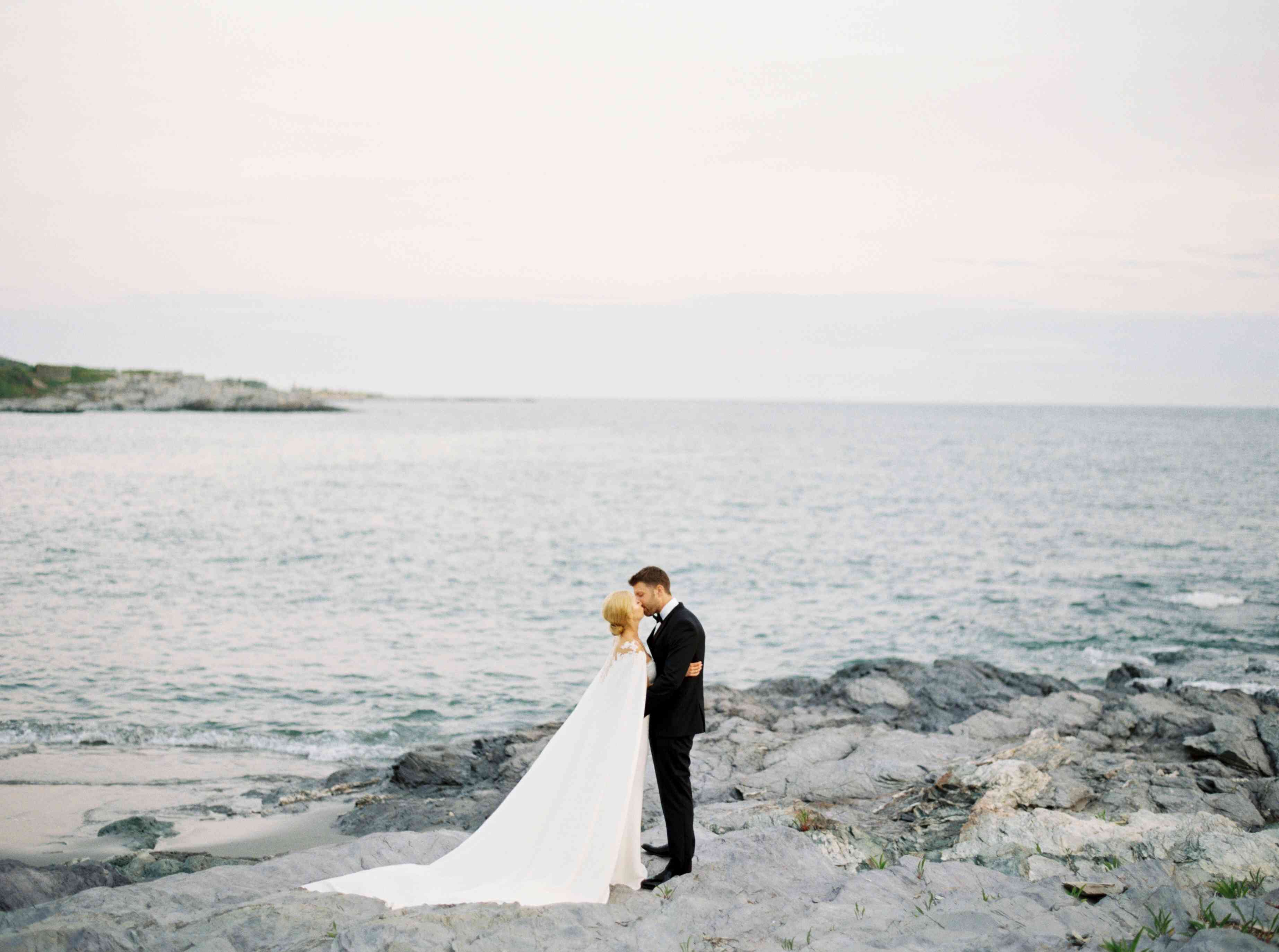 <p>婚礼照片沿纽波特海岸线在罗德岛</p>