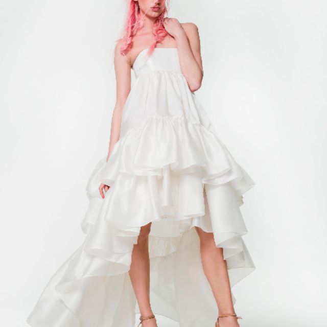 模特无肩带高低褶边丝绸婚纱