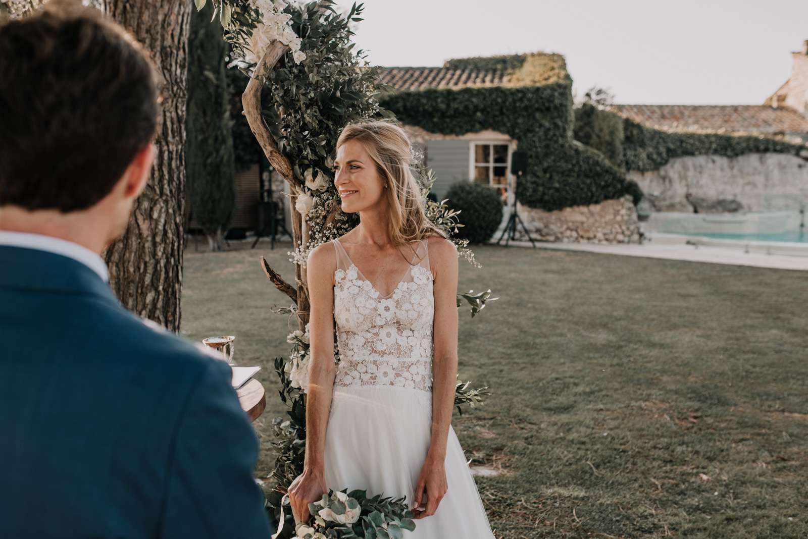 新娘在祭坛“class=