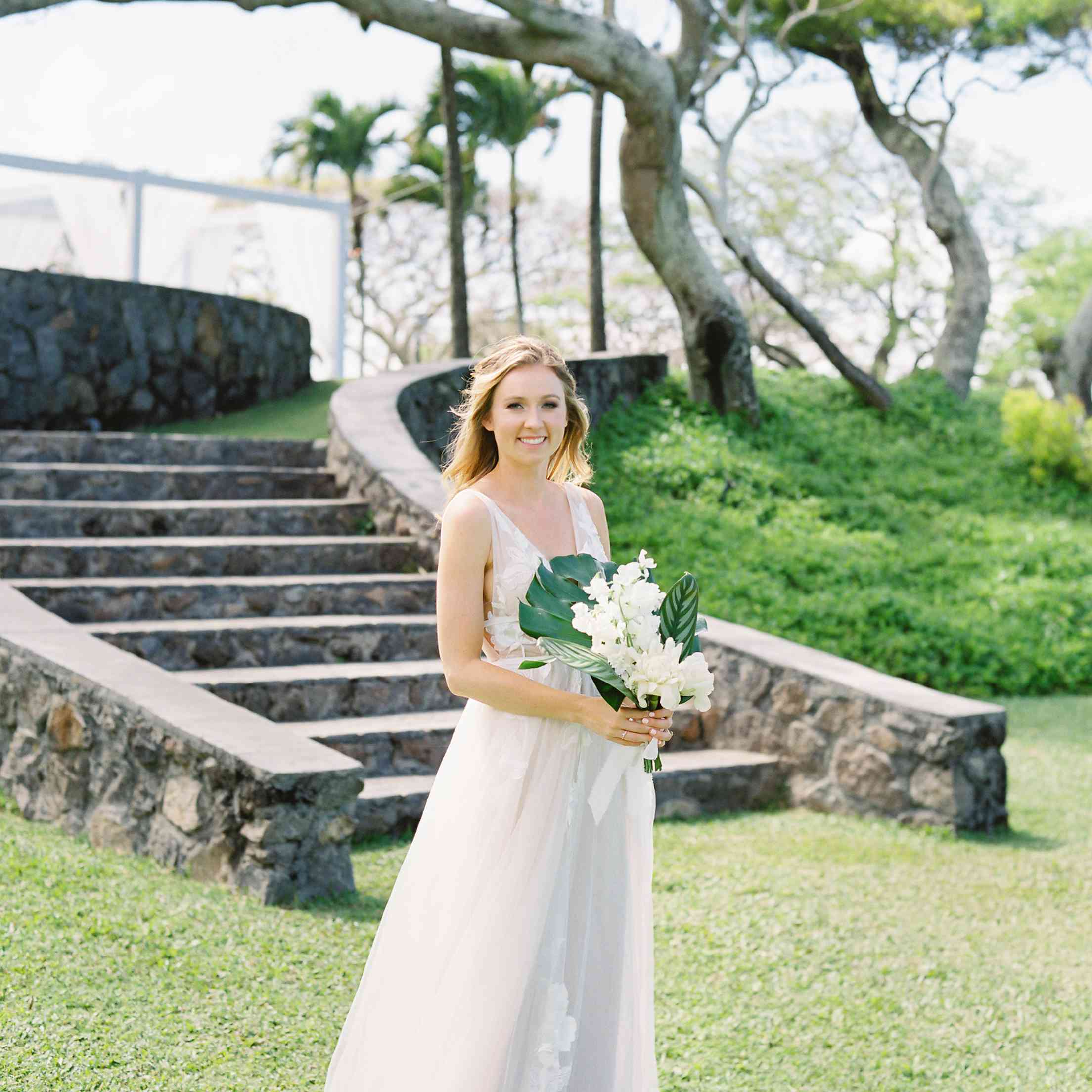 热带毛伊岛婚礼，新娘婚纱热带花束