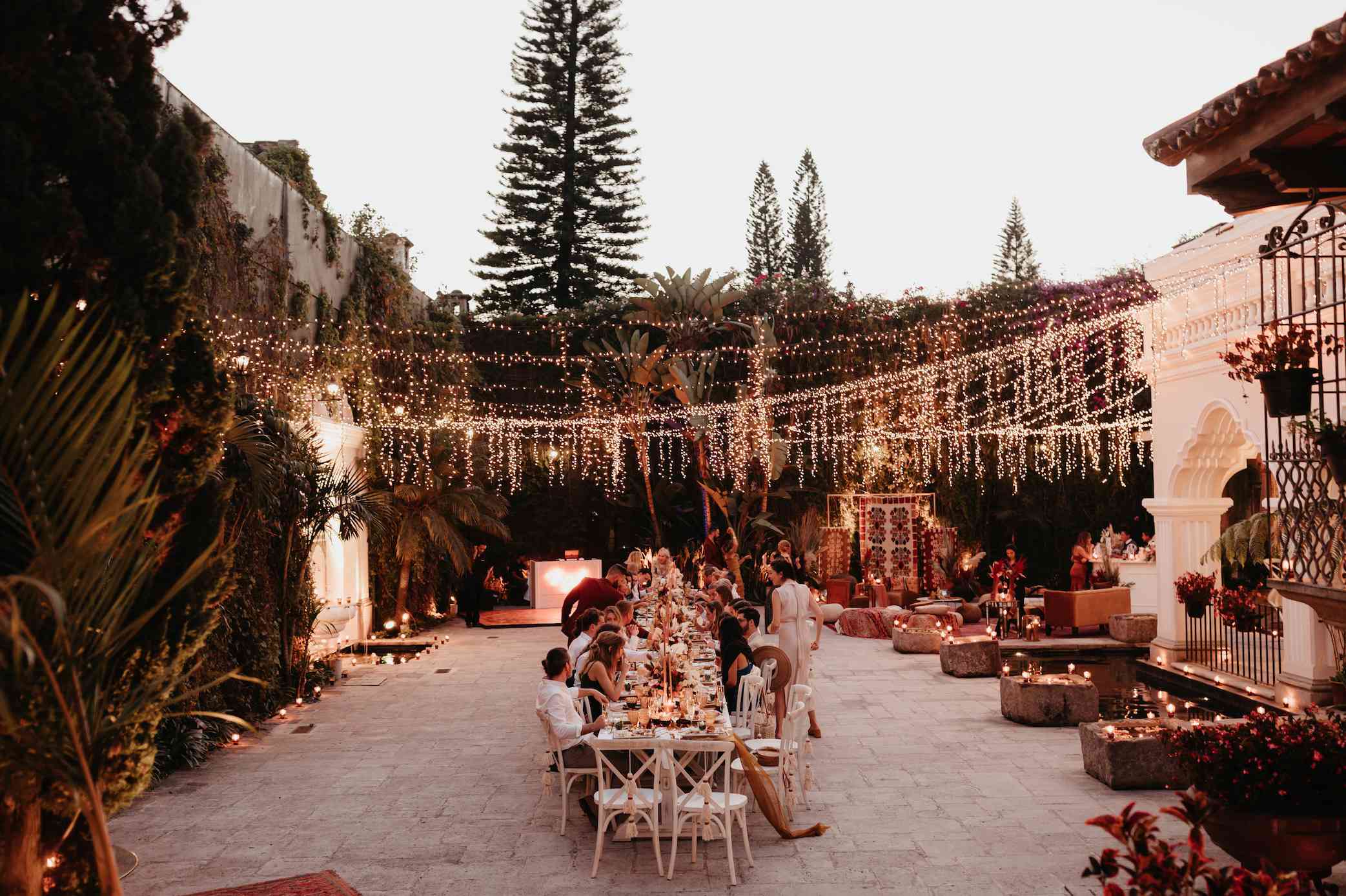 市场照明的顶棚上亲密的晚餐接待