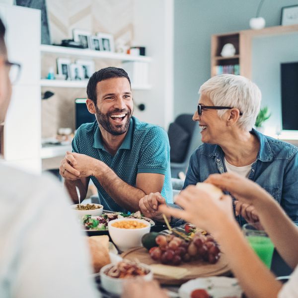 夫妇与父母吃晚餐