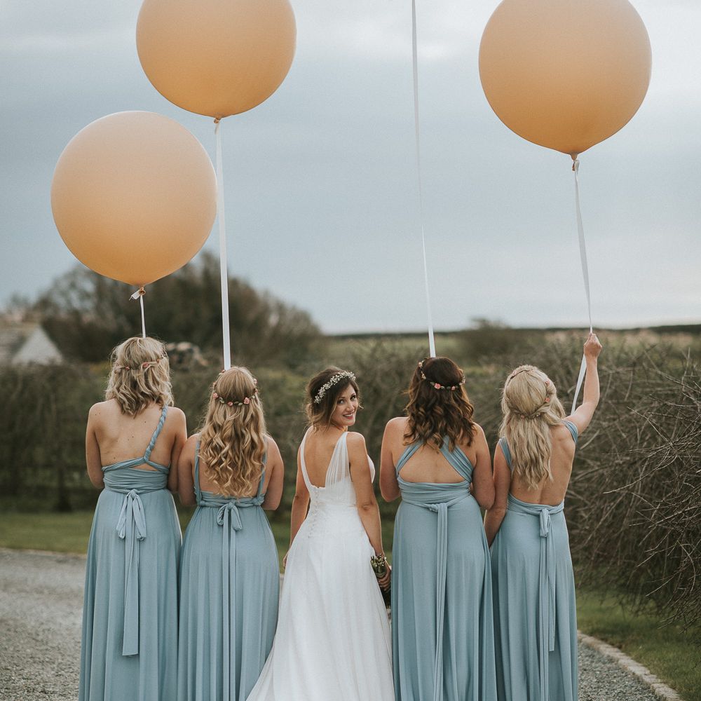 拿着气球的伴娘