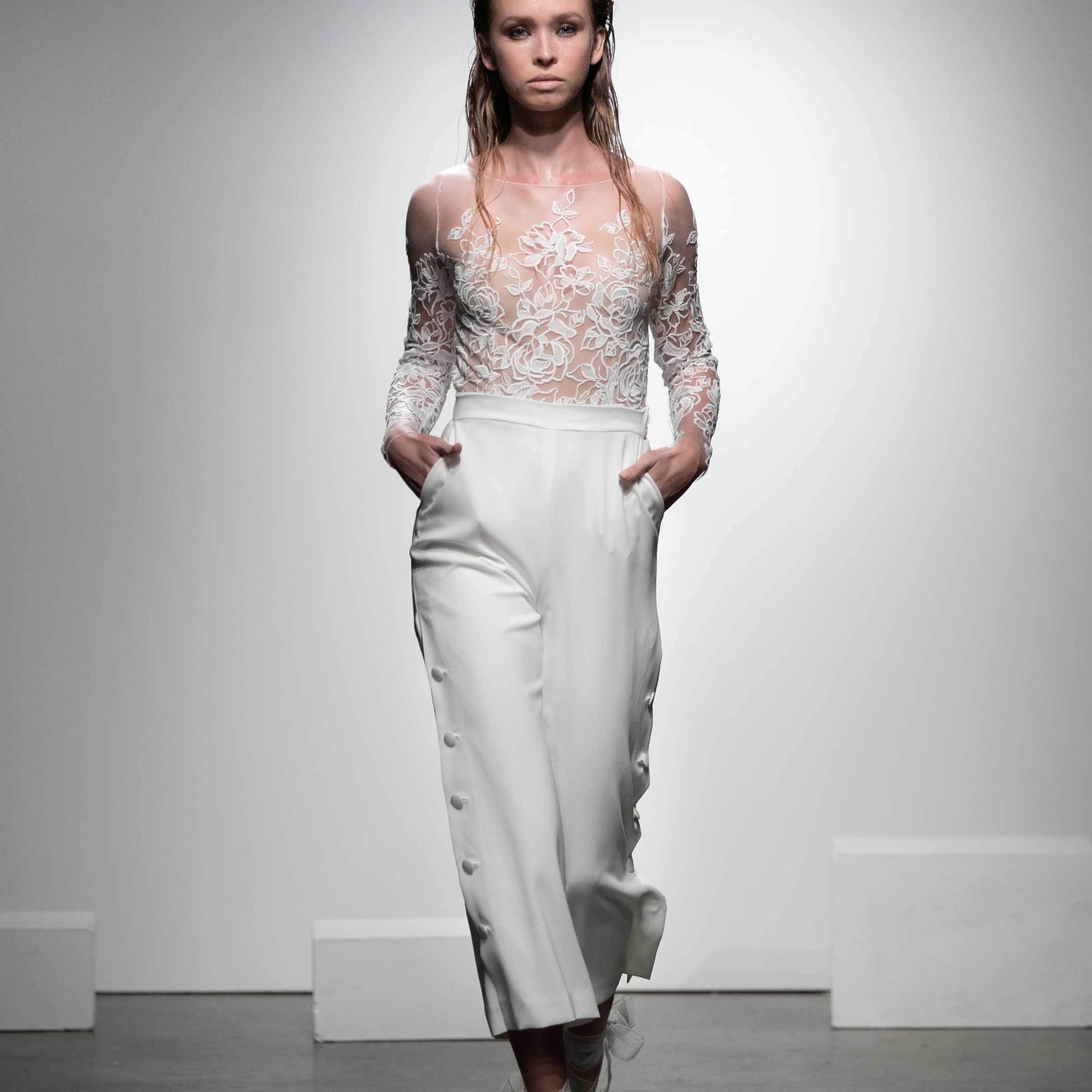 模特穿着有大纽扣的绉纱连体衣，透明的玫瑰图案lac上衣