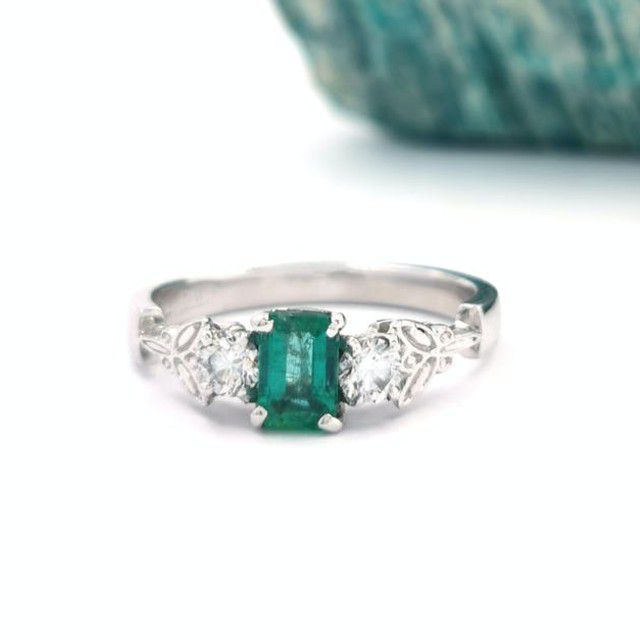 镶有蓝宝石和钻石的白金ld乐动官网订婚戒指