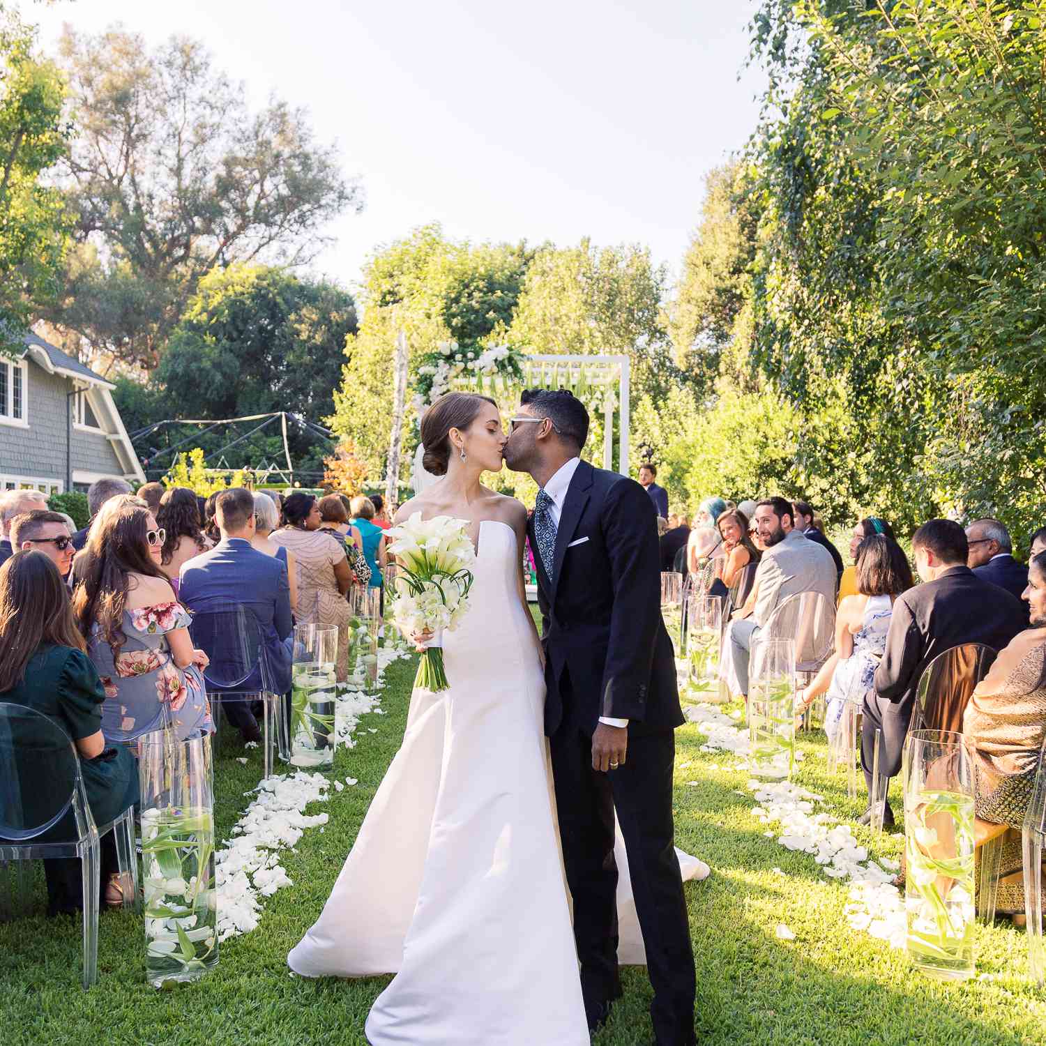 新娘和新郎接吻