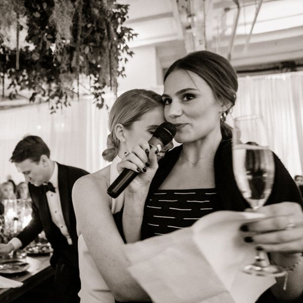 发表演讲的妇女在婚礼