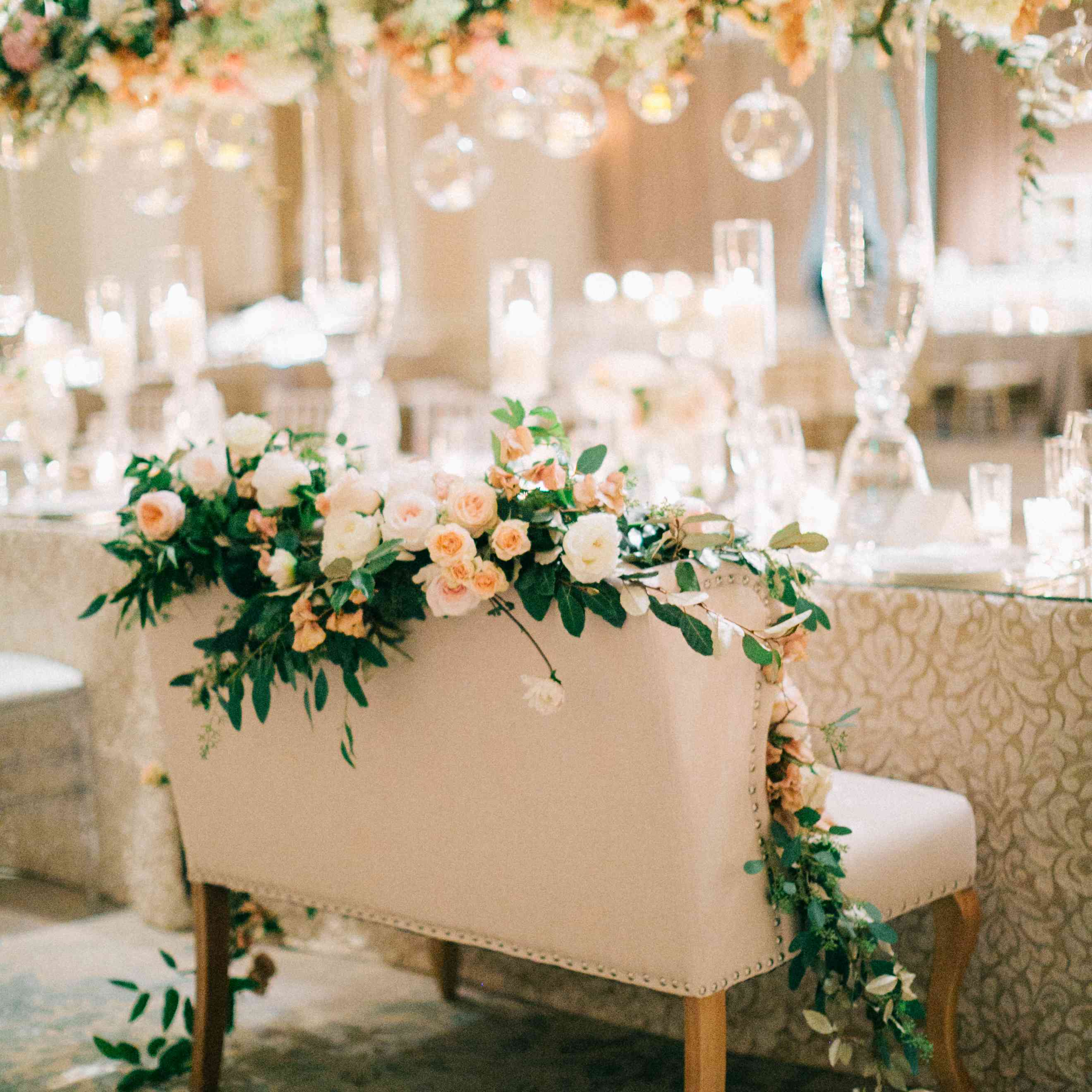 鲜花在前台覆盖椅子