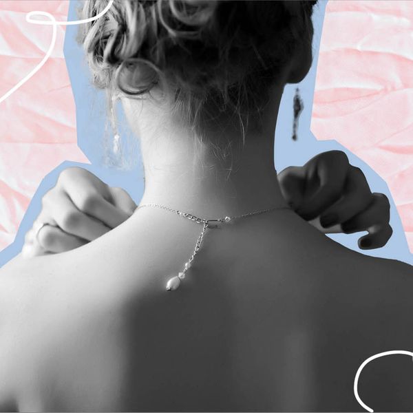 照片合成的新娘从后面与项链扣上