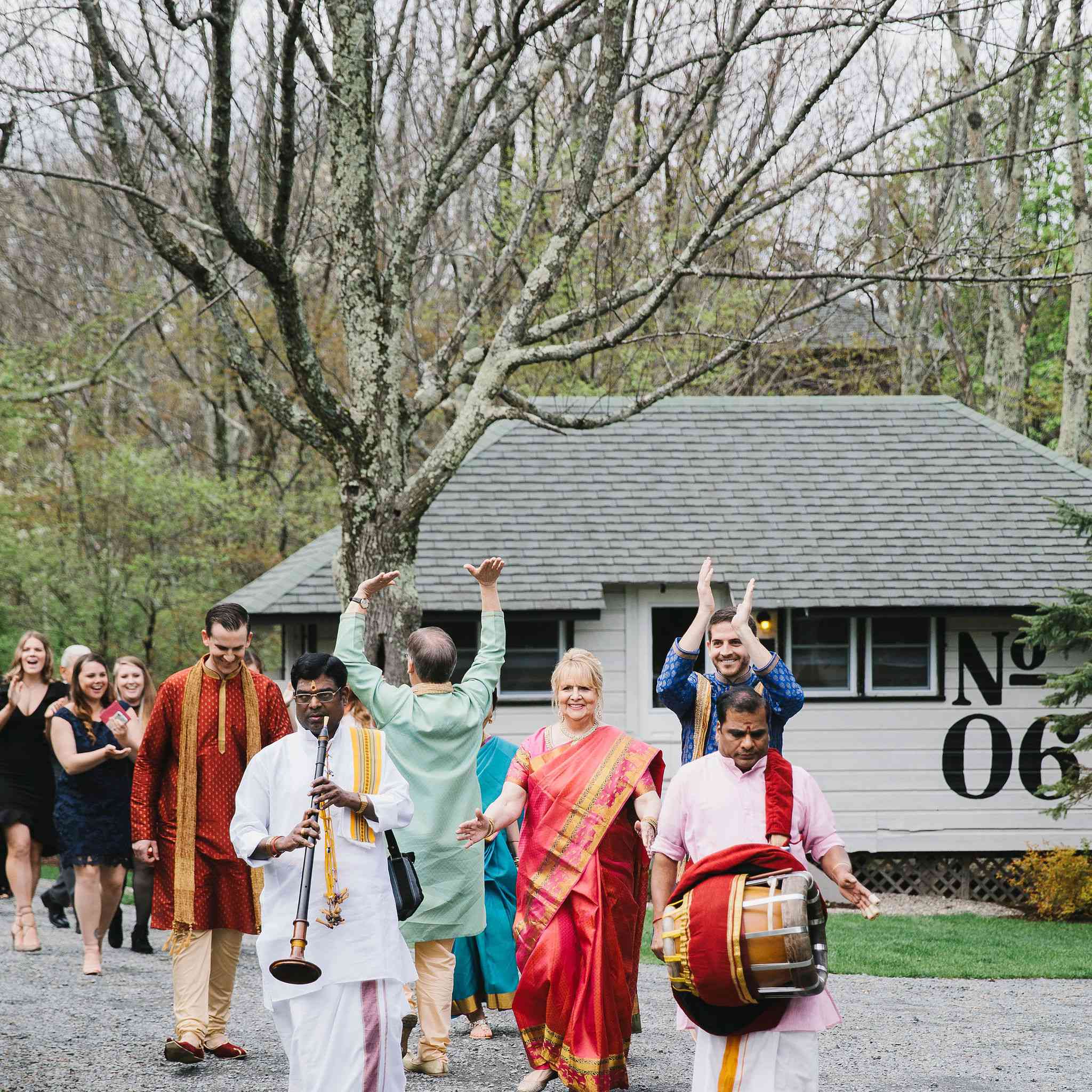 克里斯和他的家人处理上山，在Edurukolu，到山顶仪式位置。