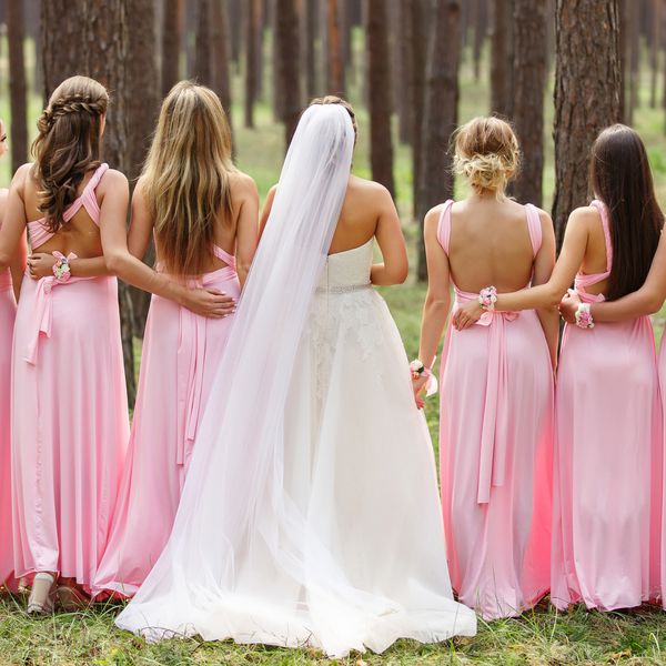 新娘穿白色，伴娘从后面穿粉红色