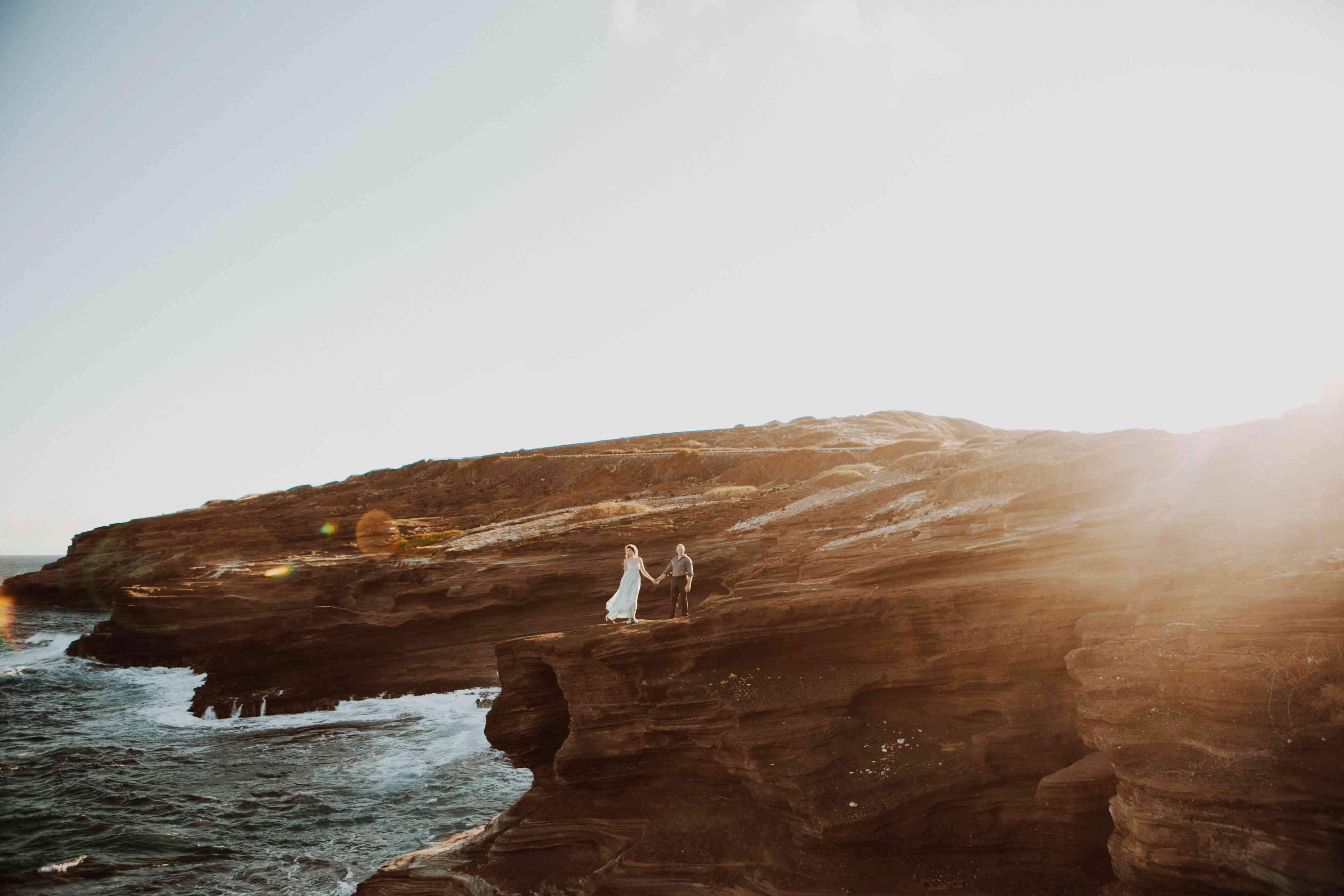 在海边峭壁的婚礼画象